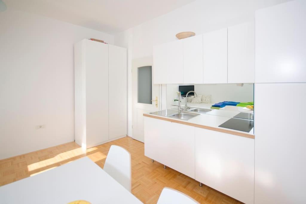 The Cute, Sunny Apartment In The Center +P Lubiana Esterno foto